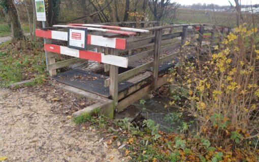Marode Holzbrücke - gesperrt