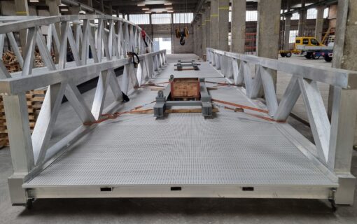 Die beiden Anschluss-Alu-Balkenbrücken - hintereinander